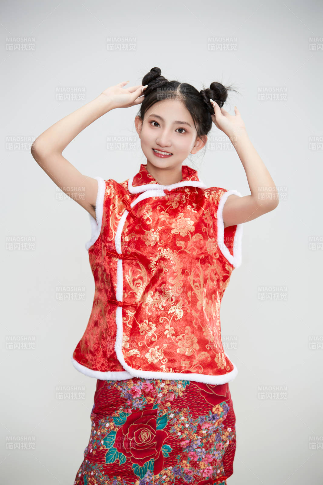 白色背景下身穿喜慶傳統服飾的亞洲可愛少女