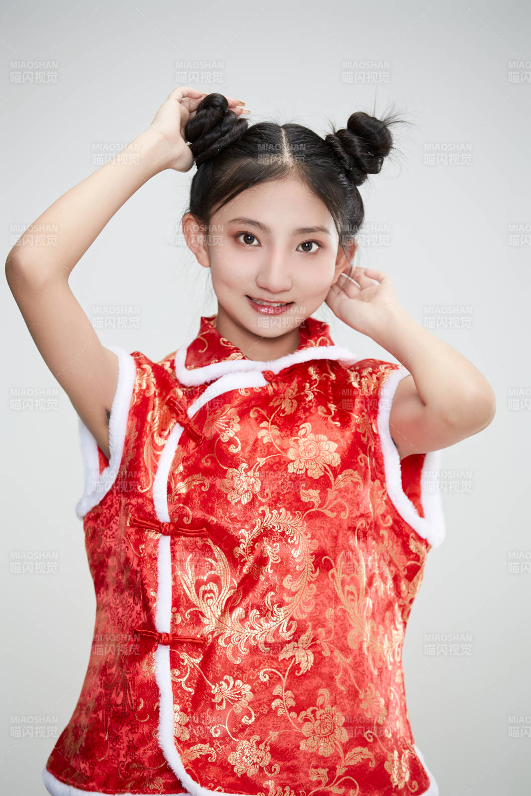 白色背景下身穿喜慶傳統服飾的亞洲可愛少女