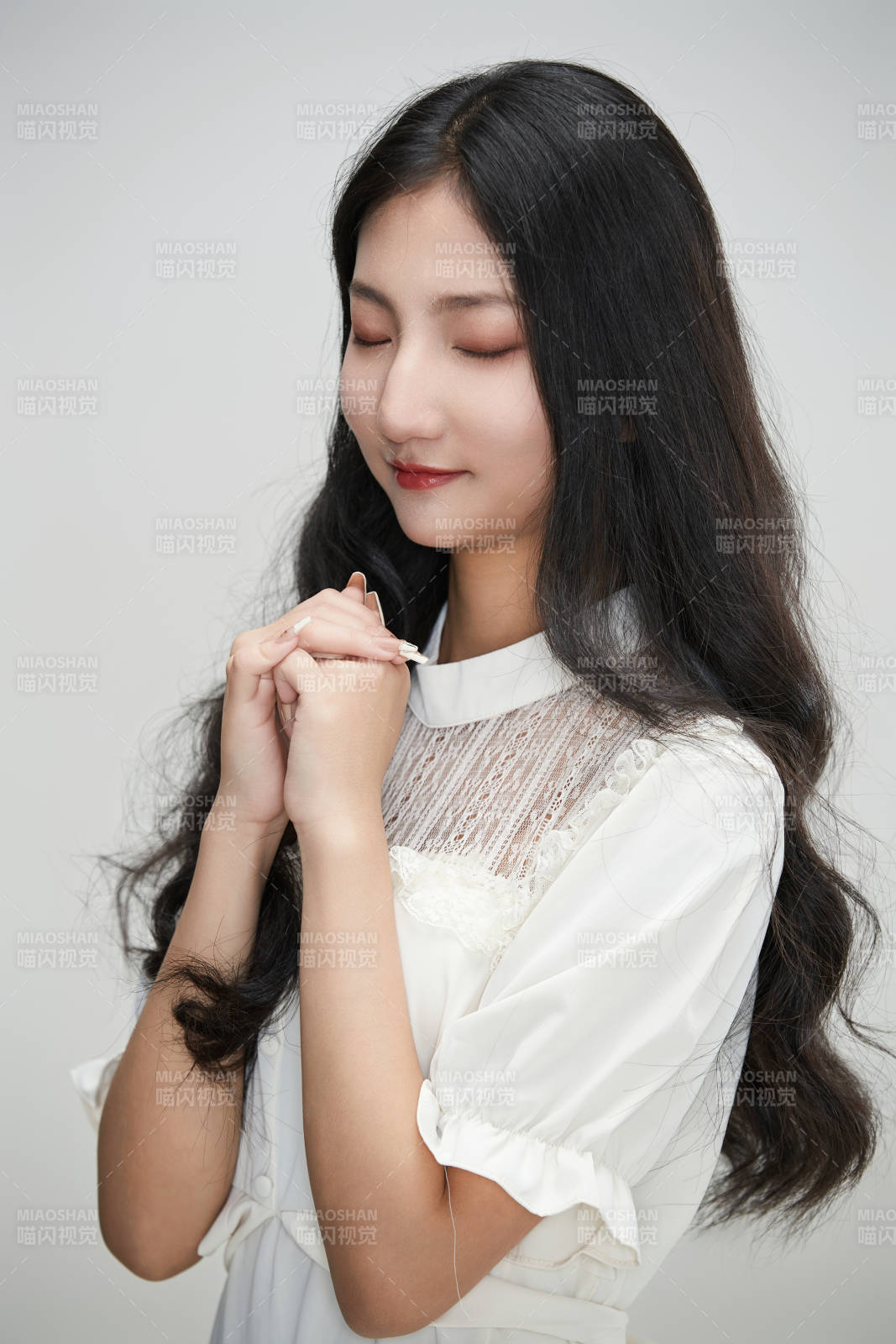 白色背景下身穿連衣裙的清純少女