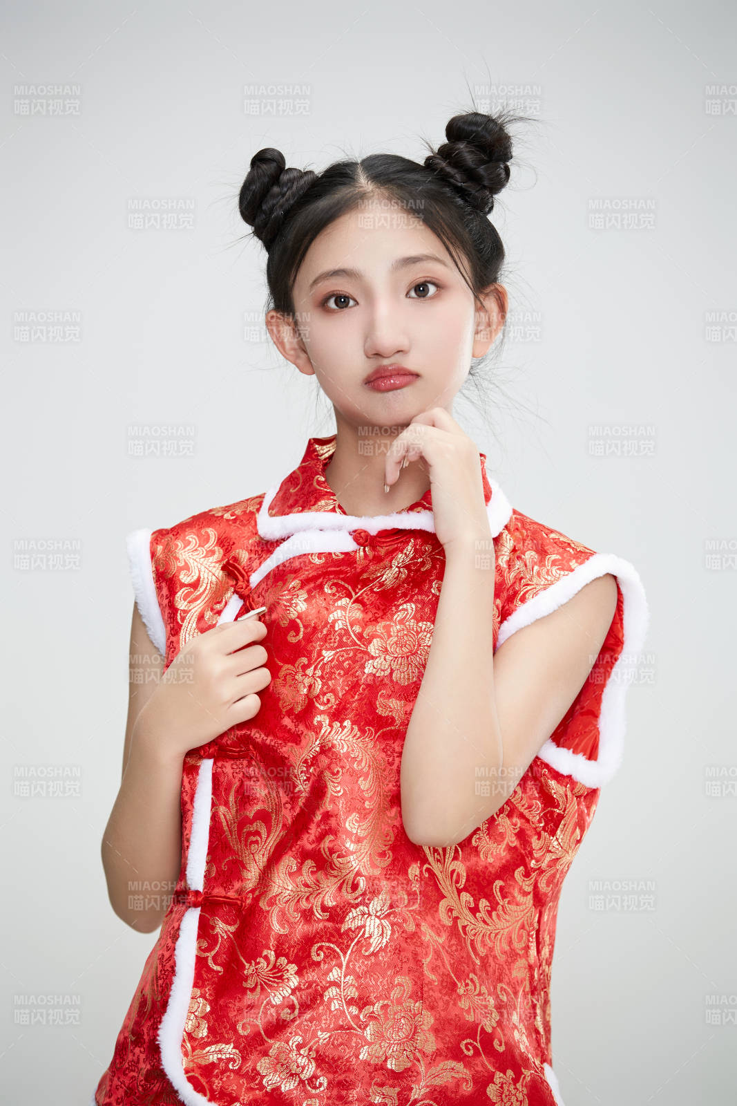 白色背景下身穿喜慶傳統服飾的亞洲可愛少女