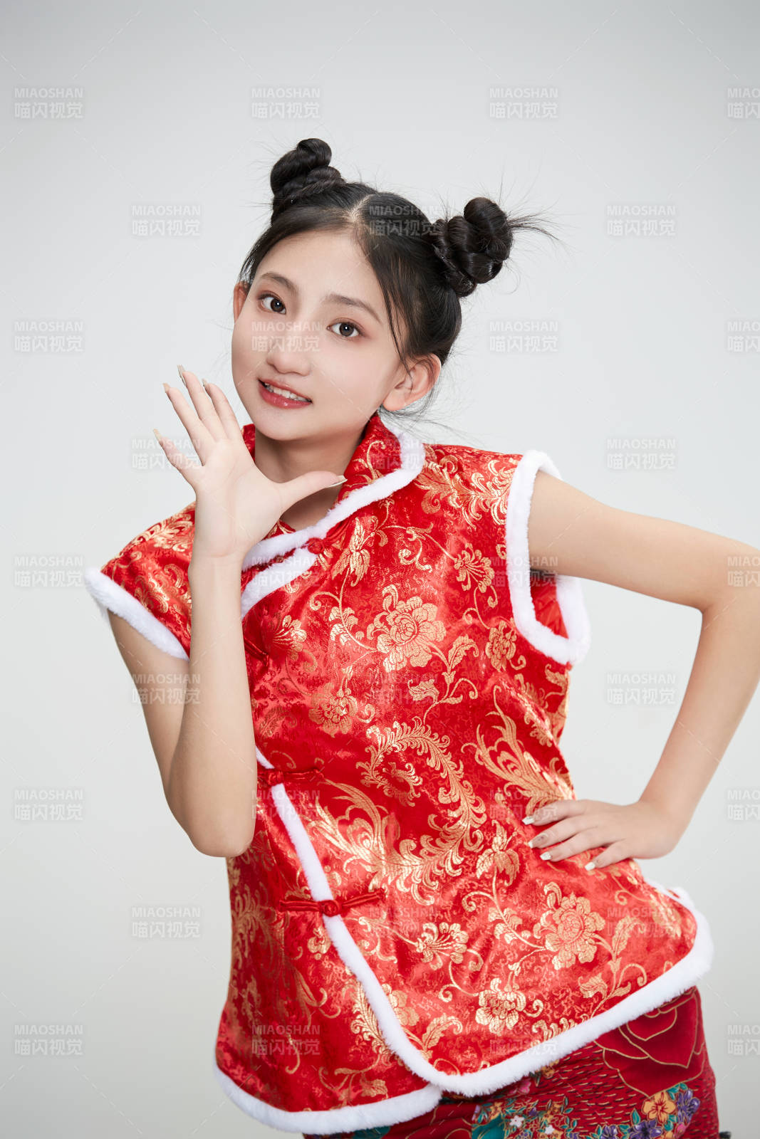 白色背景下身穿喜慶傳統服飾的亞洲可愛少女