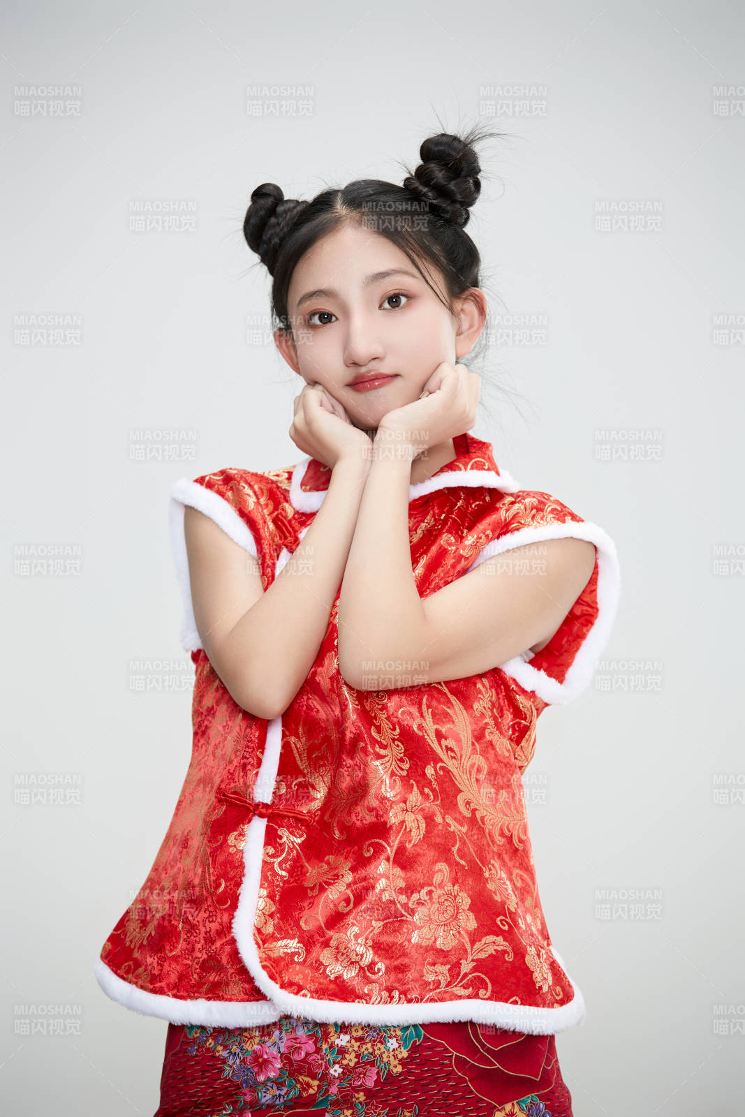 白色背景下身穿喜慶傳統服飾的亞洲可愛少女