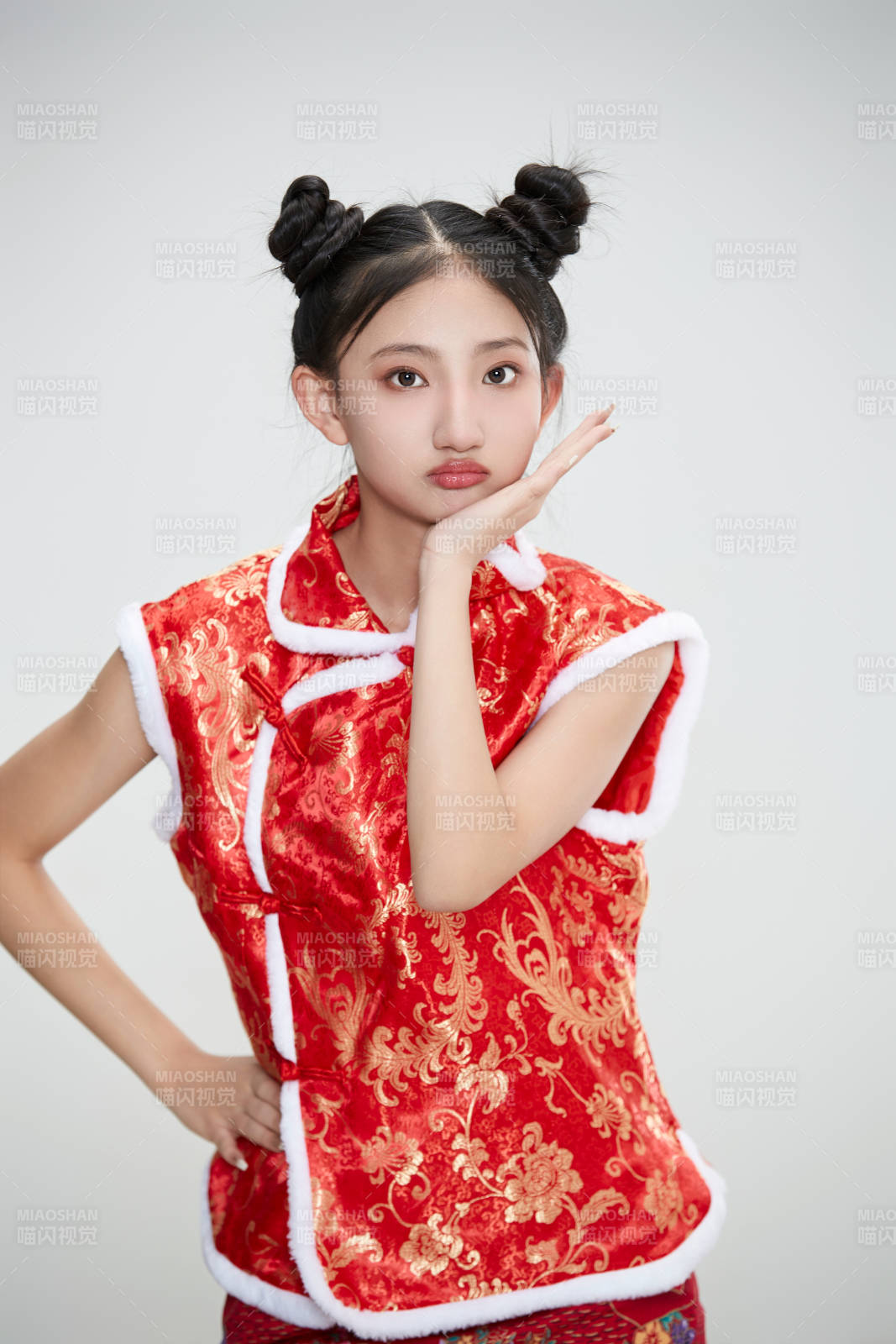 白色背景下身穿喜慶傳統(tǒng)服飾的亞洲可愛(ài)少女
