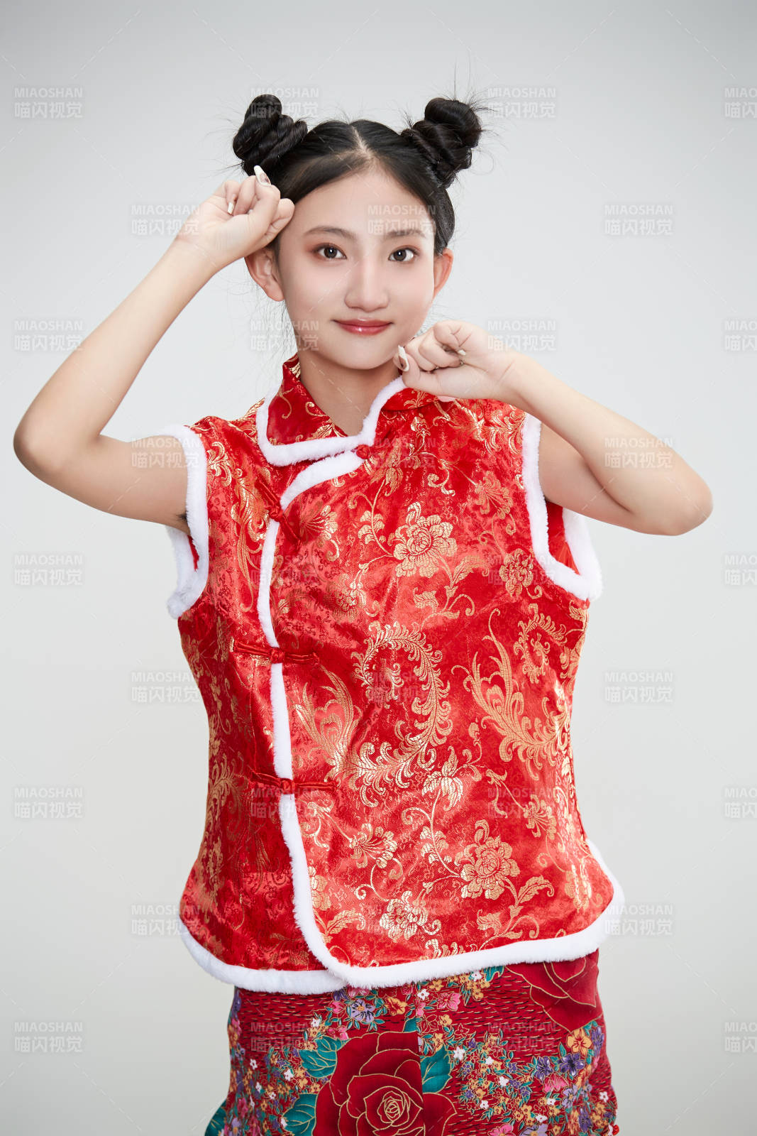 白色背景下身穿喜慶傳統服飾的亞洲可愛少女