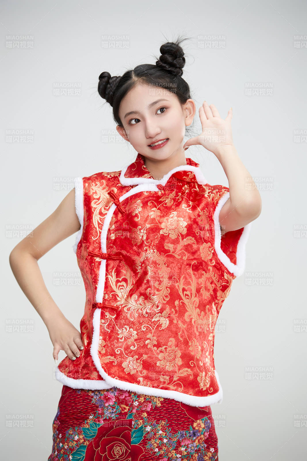 白色背景下身穿喜慶傳統服飾的亞洲可愛少女