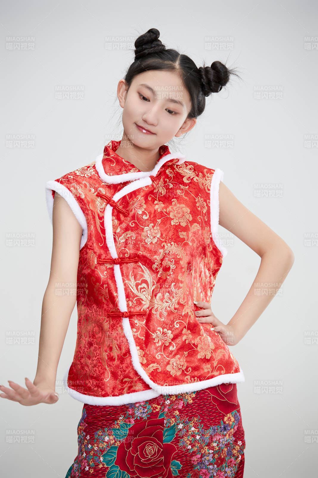 白色背景下身穿喜慶傳統(tǒng)服飾的亞洲可愛(ài)少女