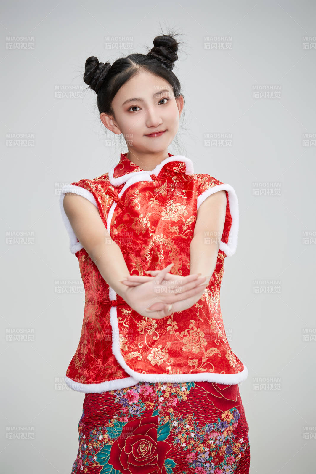 白色背景下身穿喜慶傳統(tǒng)服飾的亞洲可愛少女