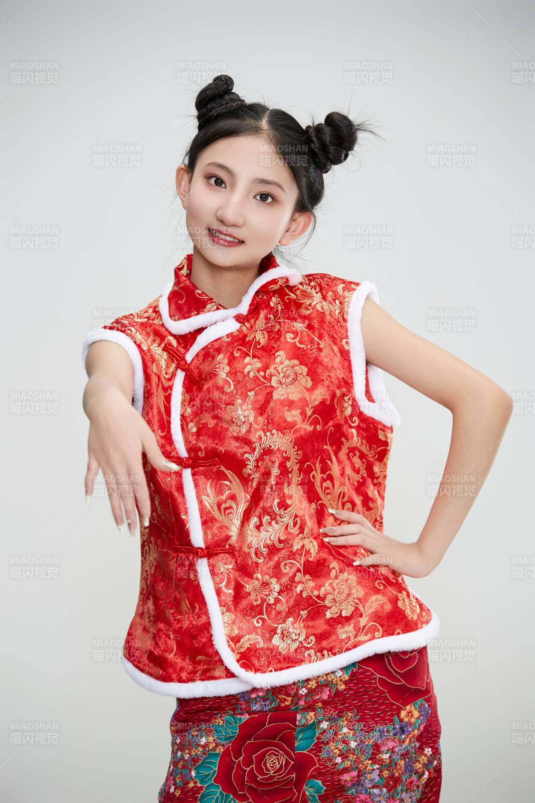 白色背景下身穿喜慶傳統服飾的亞洲可愛少女