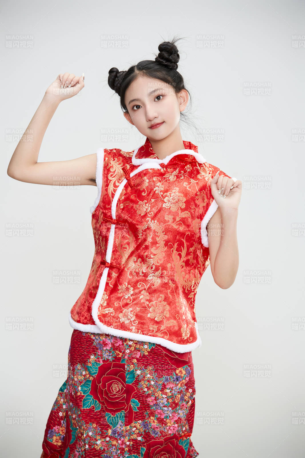 白色背景下身穿喜慶傳統服飾的亞洲可愛少女