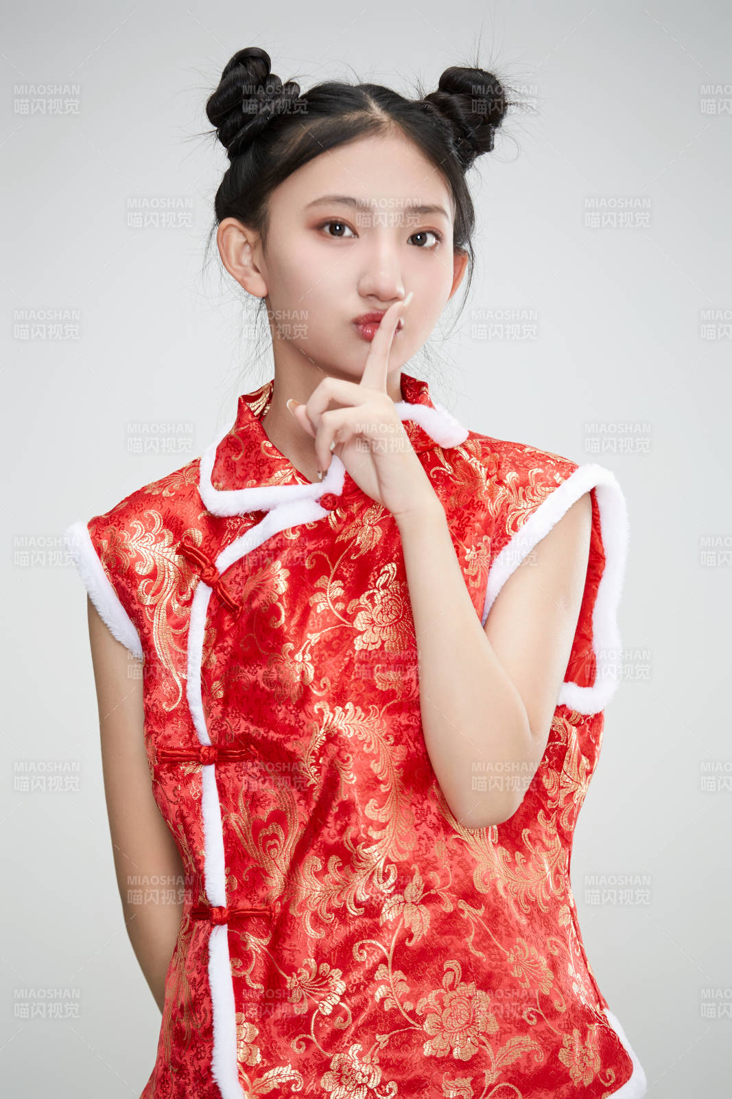 白色背景下身穿喜慶傳統服飾的亞洲可愛少女