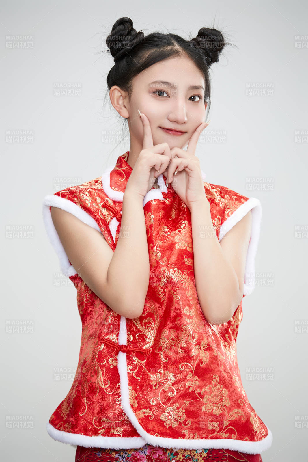 白色背景下身穿喜慶傳統(tǒng)服飾的亞洲可愛少女