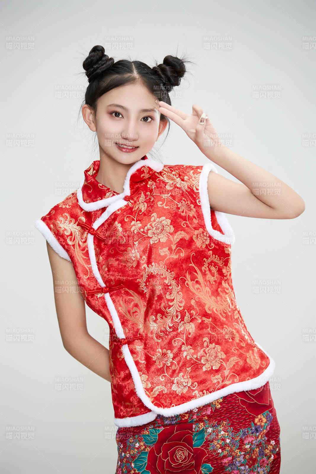 白色背景下身穿喜慶傳統服飾的亞洲可愛少女