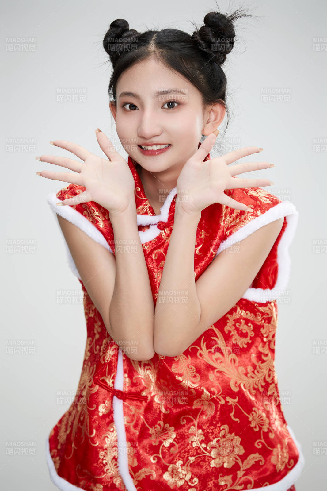 白色背景下身穿喜慶傳統(tǒng)服飾的亞洲可愛少女