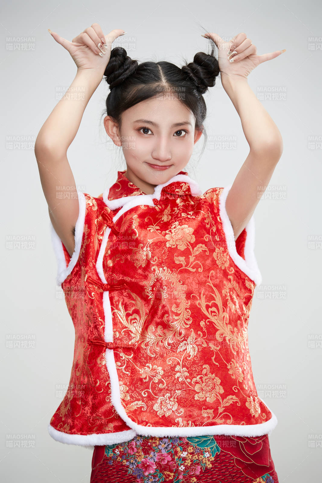 白色背景下身穿喜慶傳統服飾的亞洲可愛少女