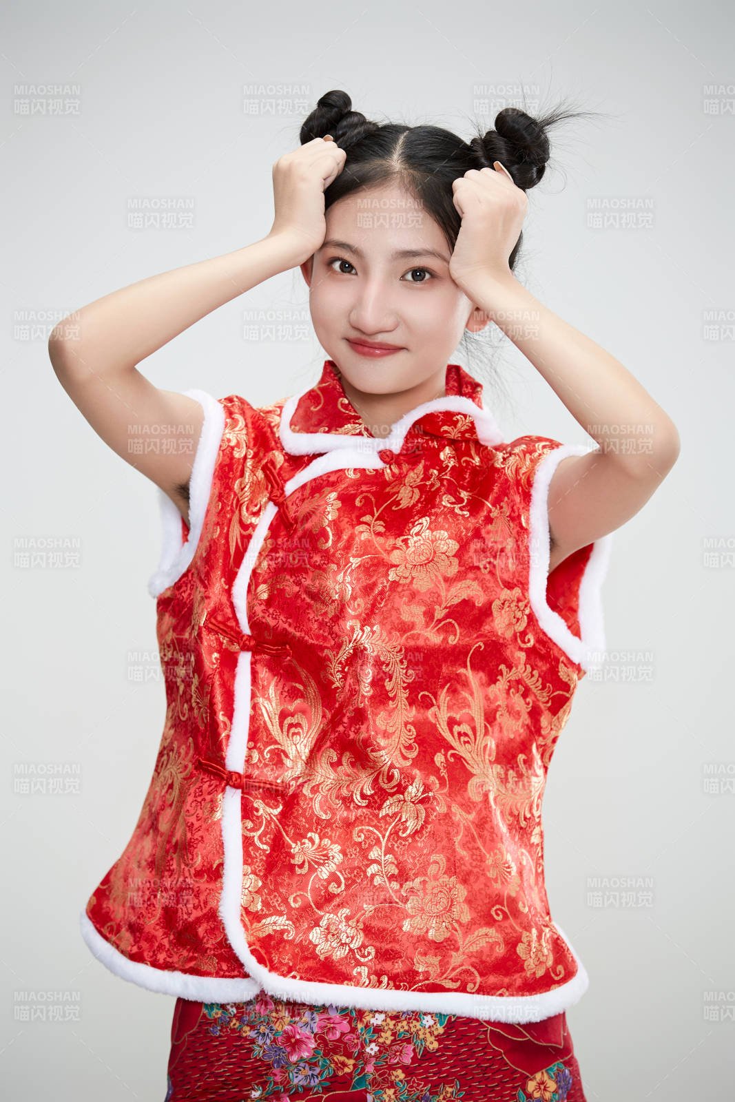 白色背景下身穿喜慶傳統(tǒng)服飾的亞洲可愛(ài)少女