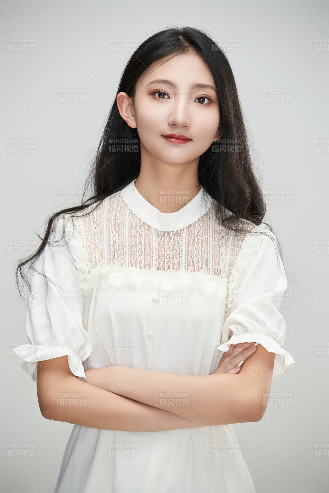 白色背景下身穿連衣裙的清純少女