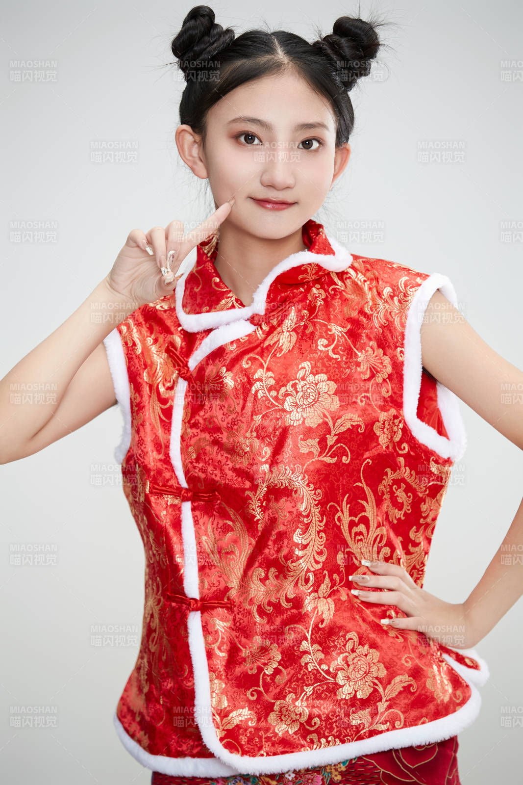 白色背景下身穿喜慶傳統(tǒng)服飾的亞洲可愛少女