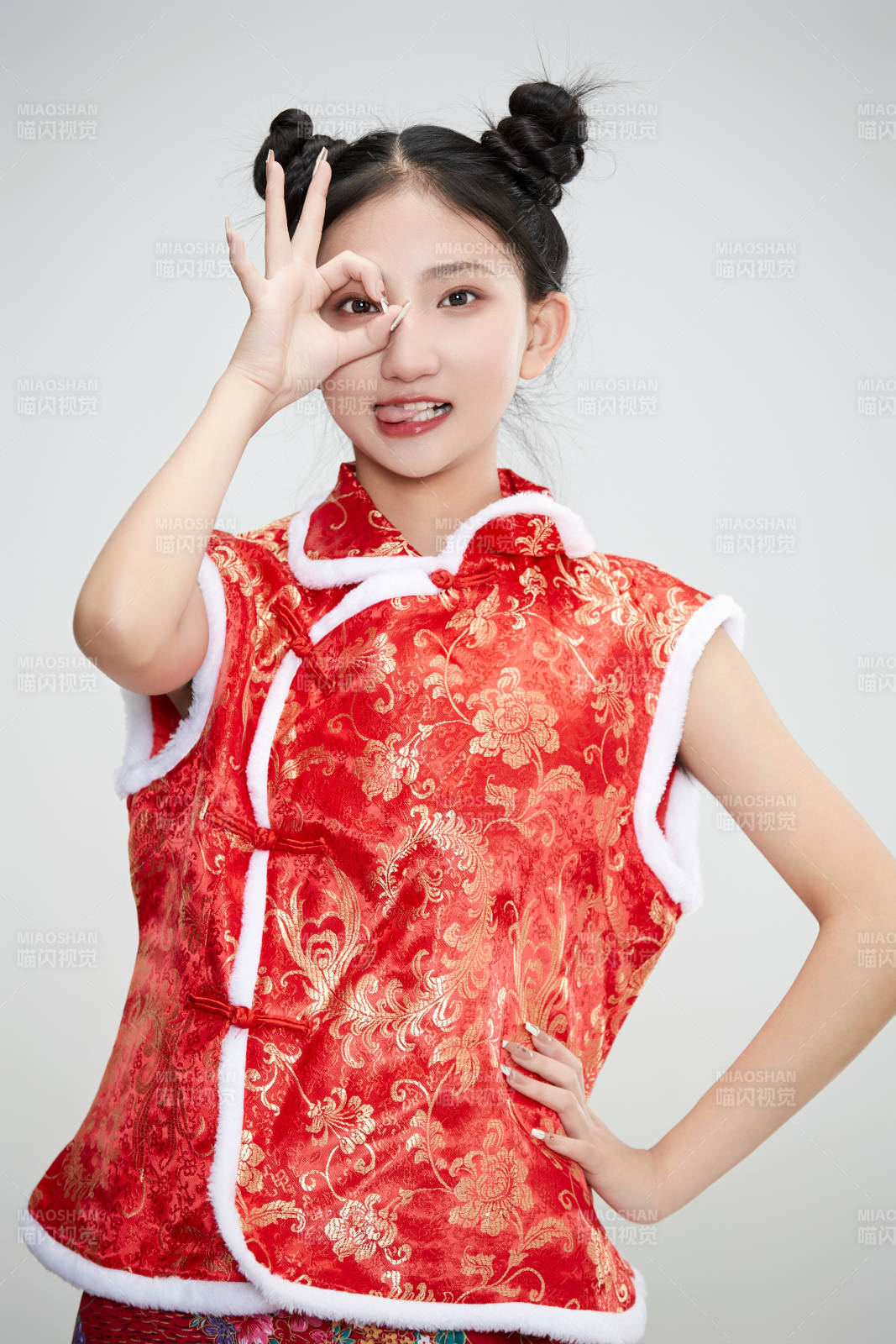 白色背景下身穿喜慶傳統(tǒng)服飾的亞洲可愛少女