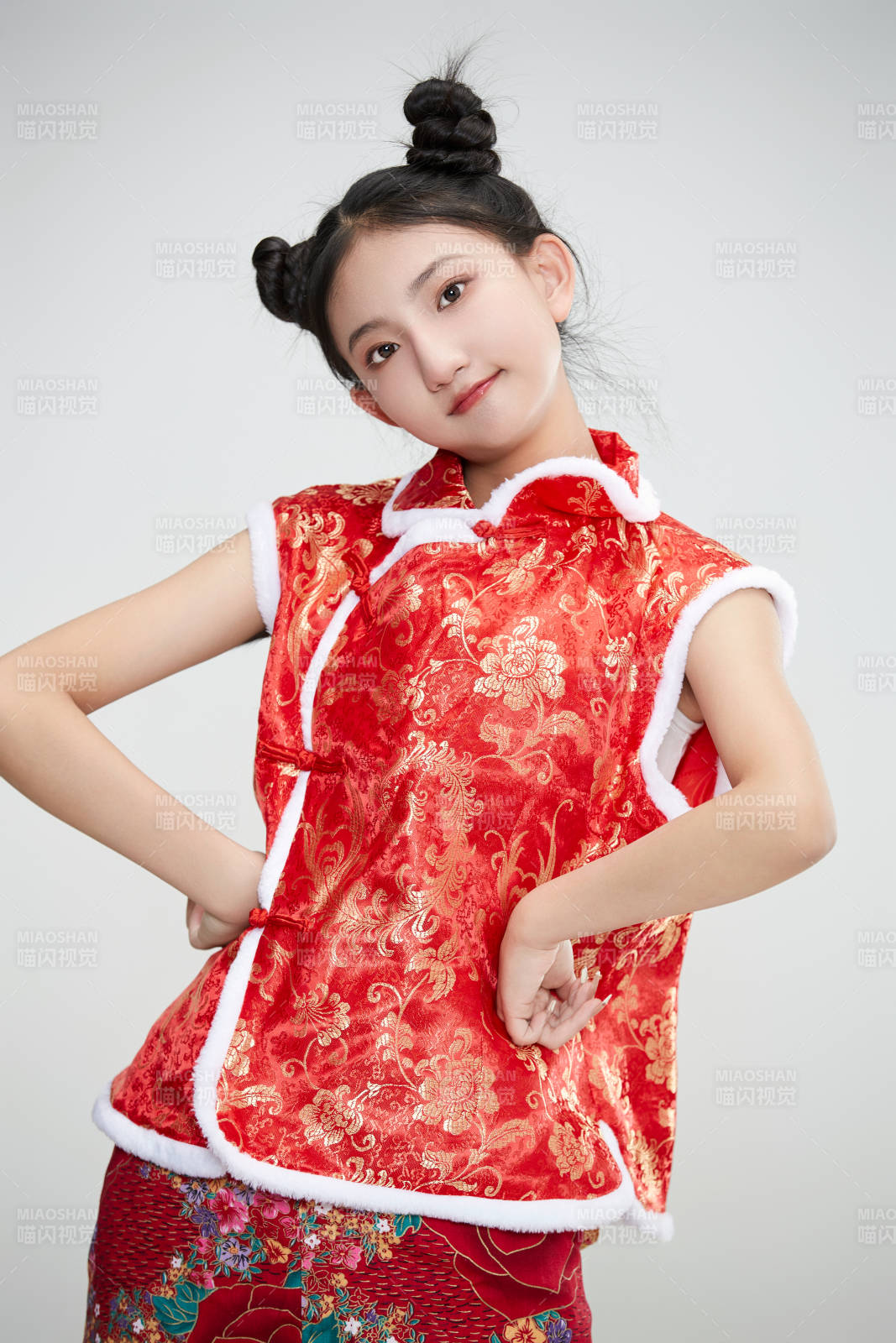 白色背景下坐在椅子上的清涼少女