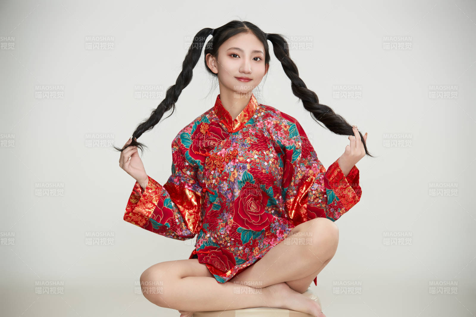 白色背景下身穿中國(guó)傳統(tǒng)服飾的少女