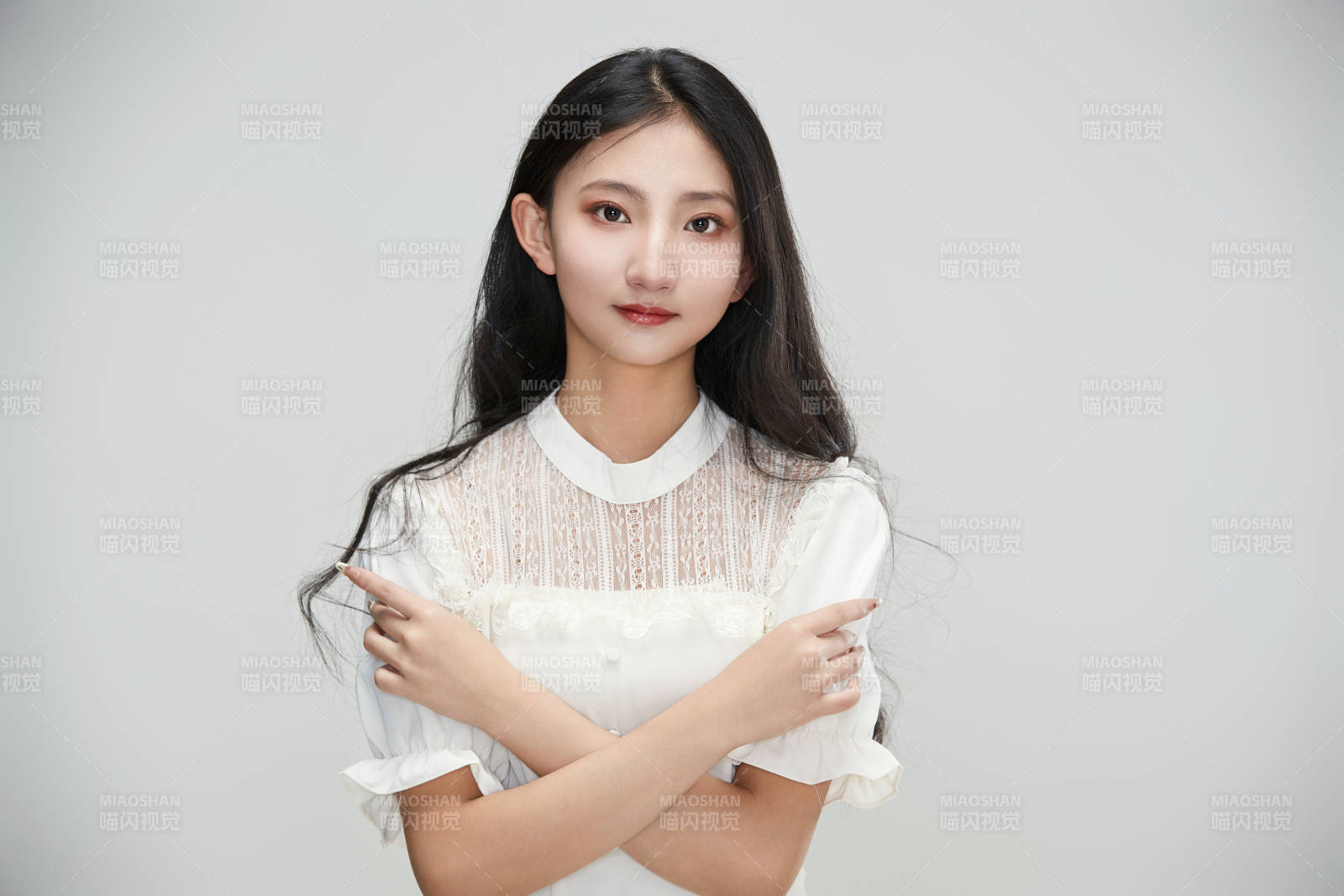 白色背景下身穿連衣裙的清純少女