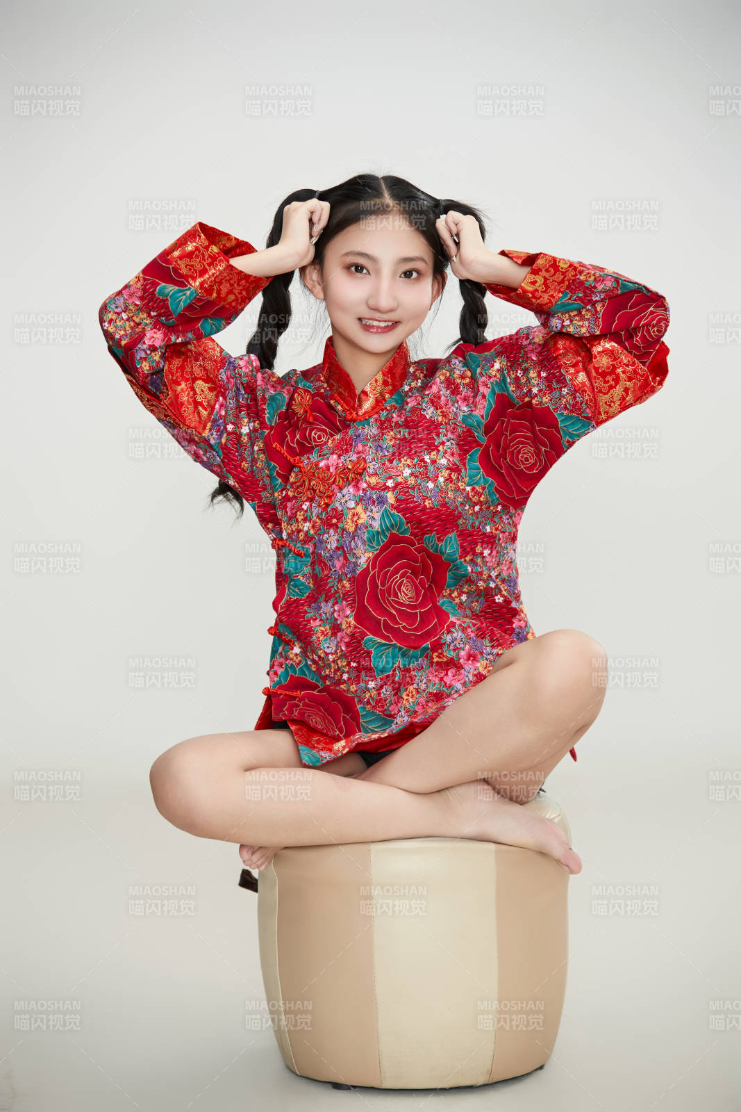白色背景下身穿中國傳統服飾的少女