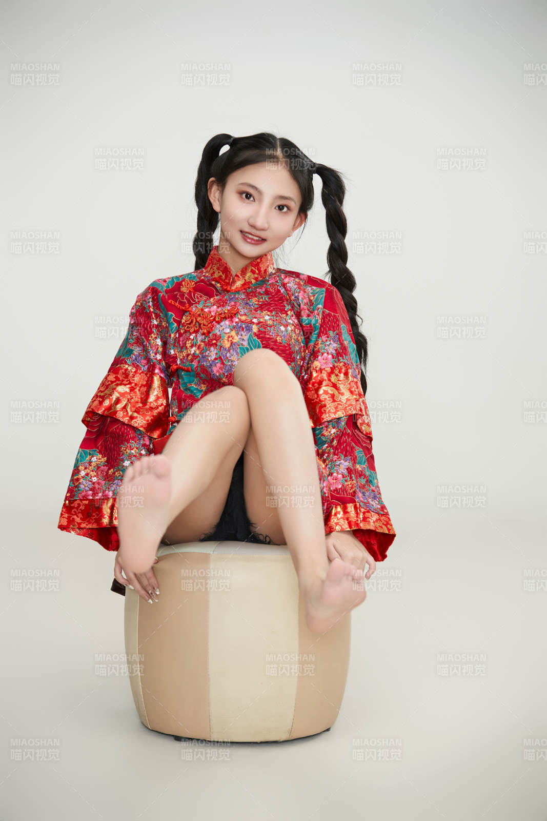 白色背景下身穿中國傳統服飾的少女