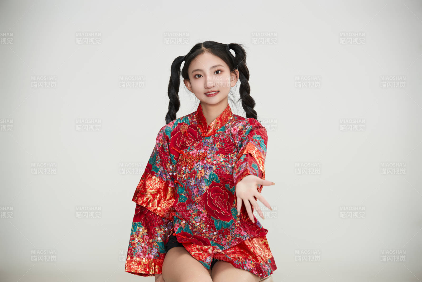 白色背景下身穿中國傳統服飾的少女