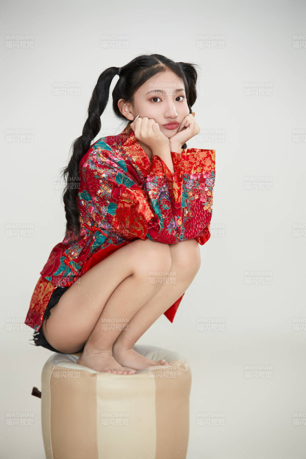 白色背景下身穿中國(guó)傳統(tǒng)服飾的少女