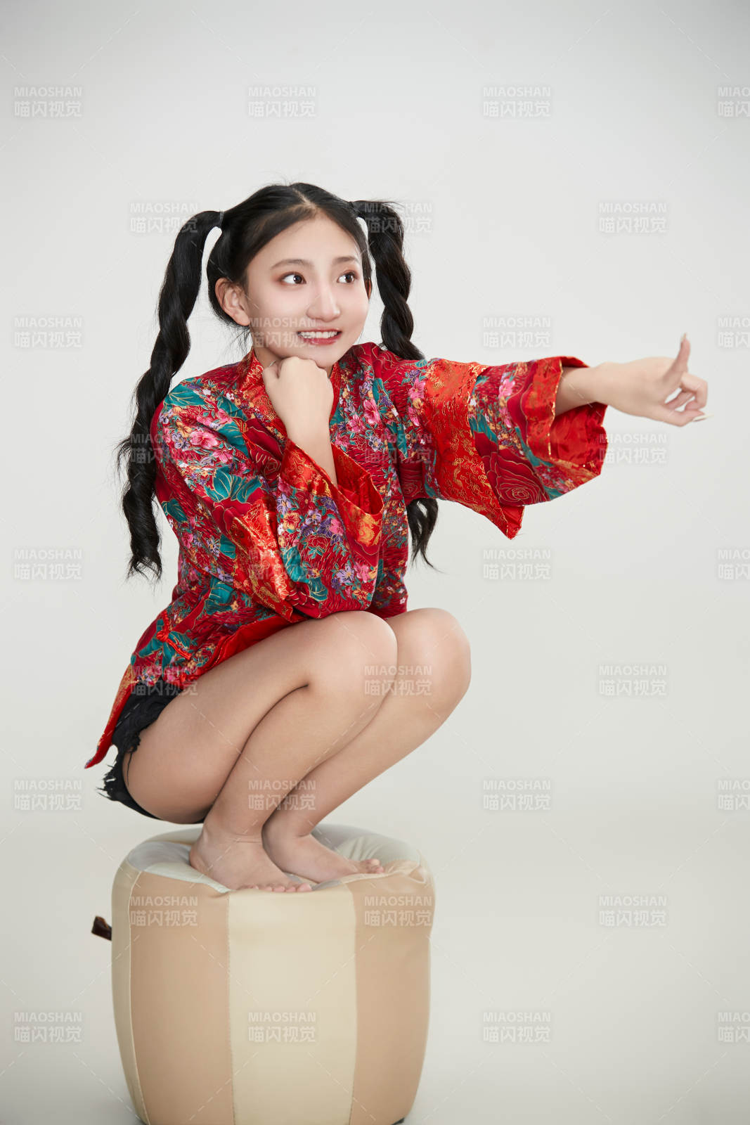 白色背景下身穿中國傳統(tǒng)服飾的少女