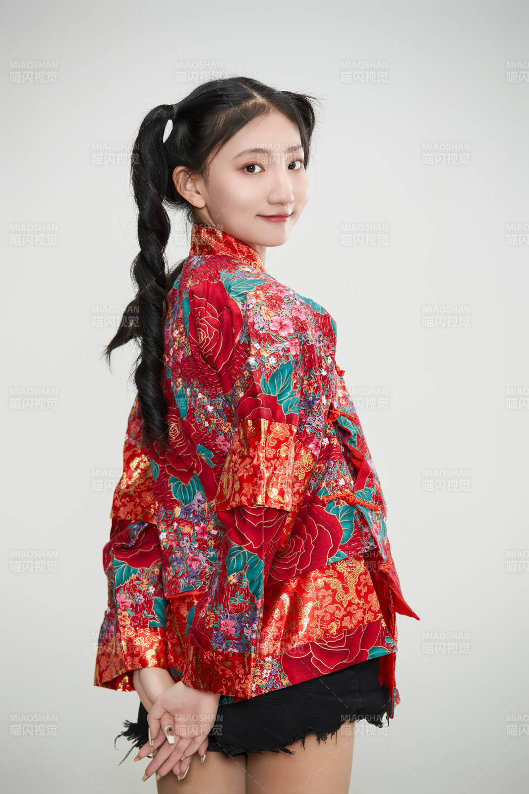 白色背景下身穿中國傳統服飾的少女