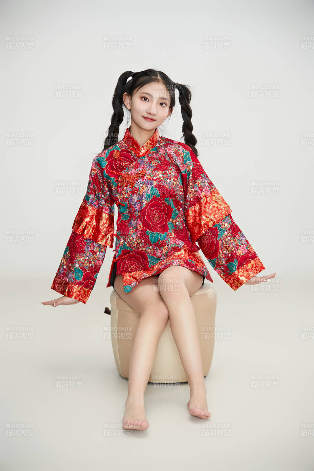 白色背景下身穿中國傳統服飾的少女