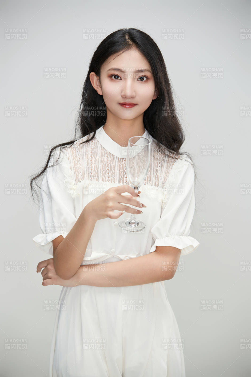 白色背景下身穿連衣裙的清純少女