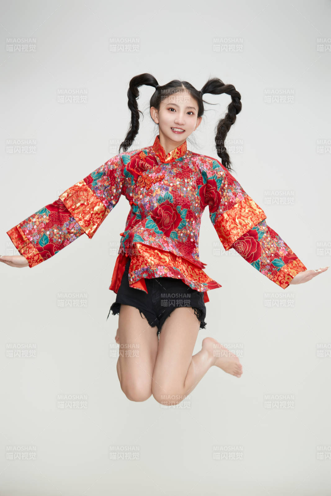 白色背景下身穿中國傳統(tǒng)服飾的少女