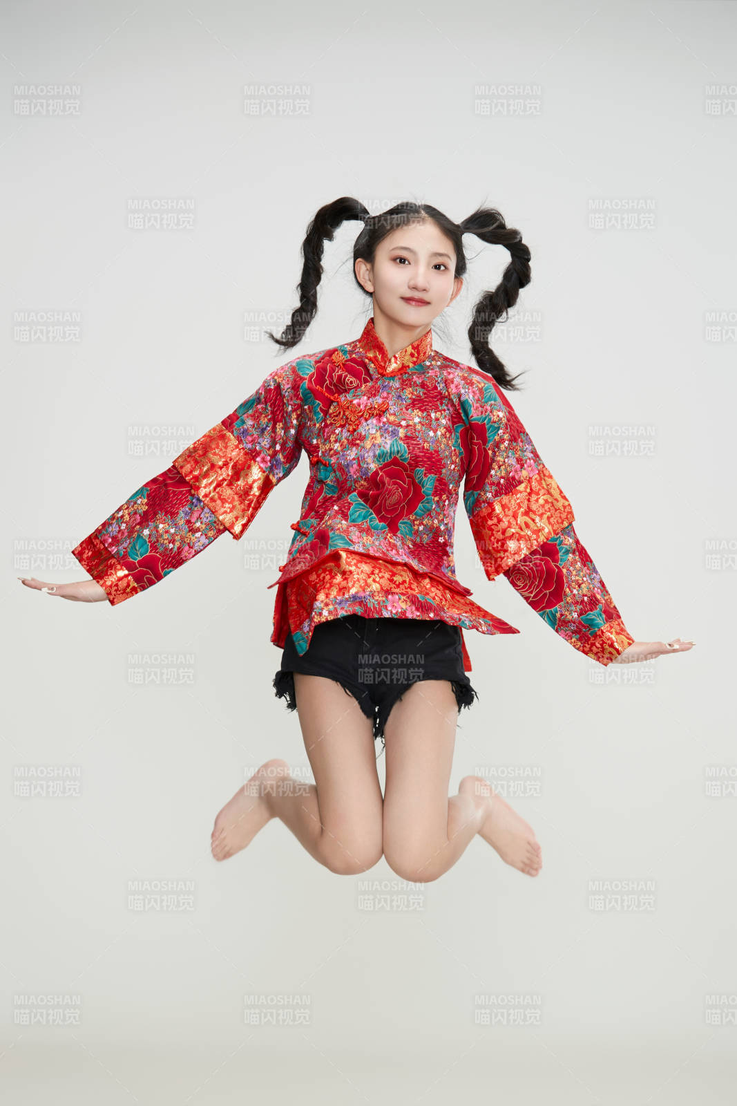 白色背景下身穿中國傳統服飾的少女