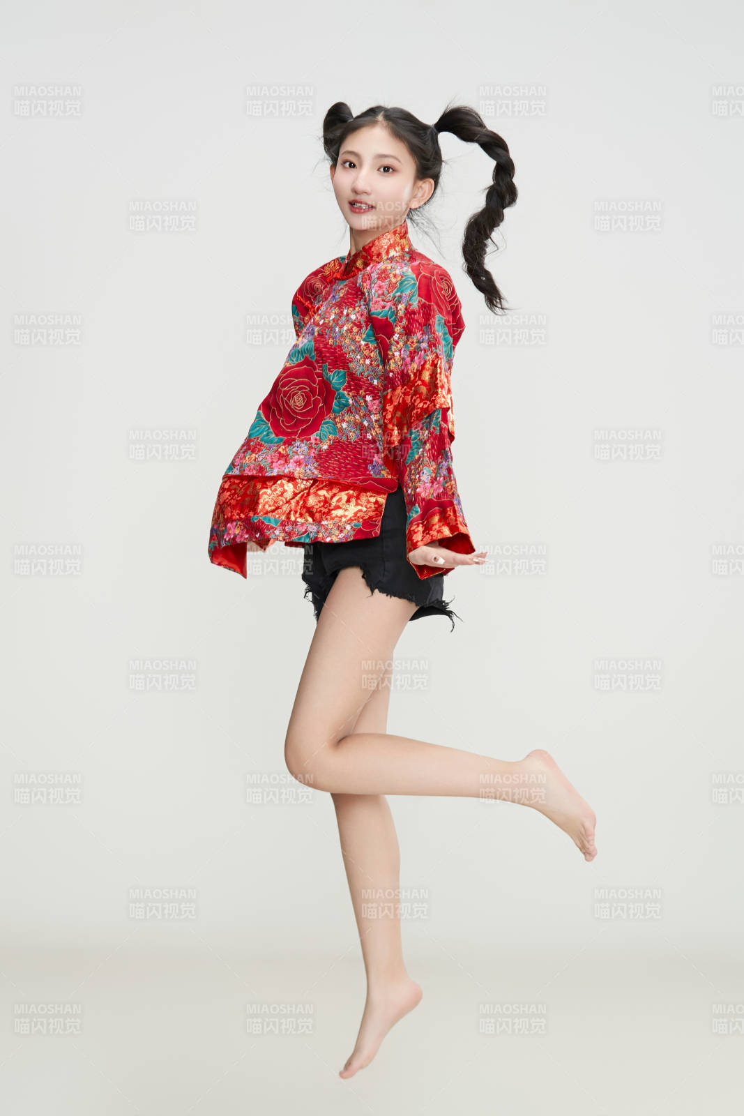 白色背景下穿中國傳統服飾頭戴絨帽的少女