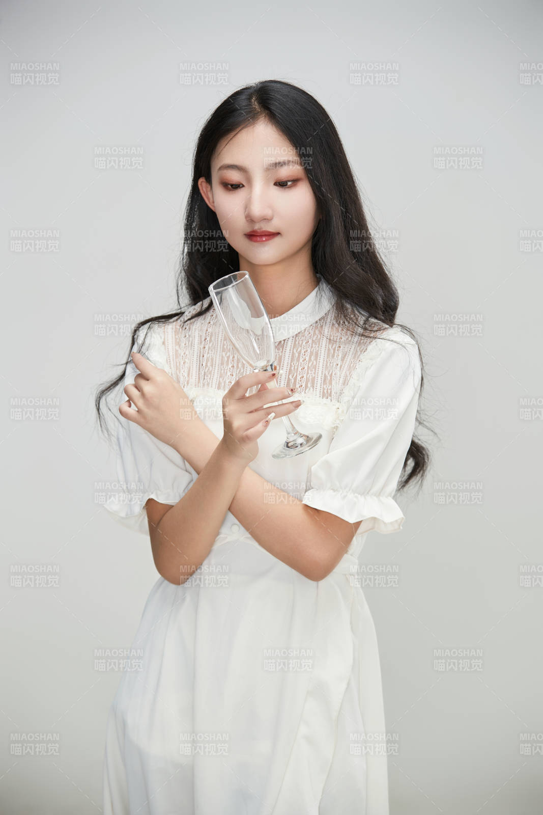 白色背景下身穿連衣裙的清純少女