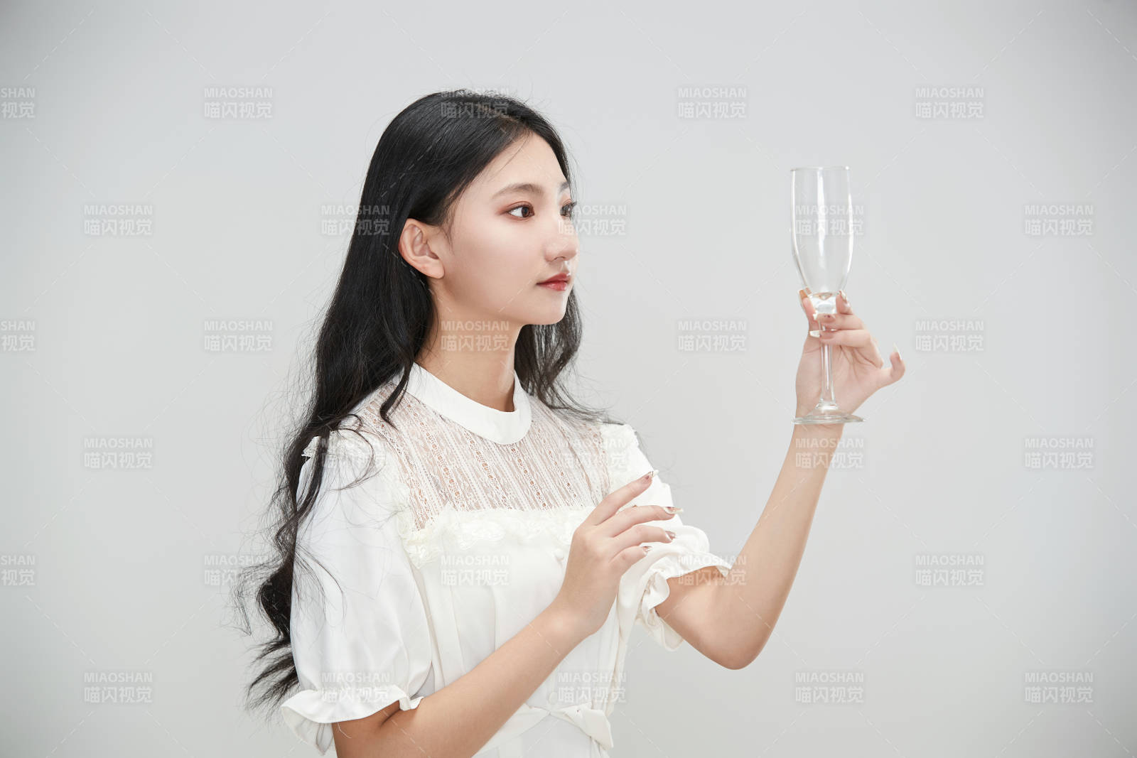 白色背景下身穿連衣裙的清純少女