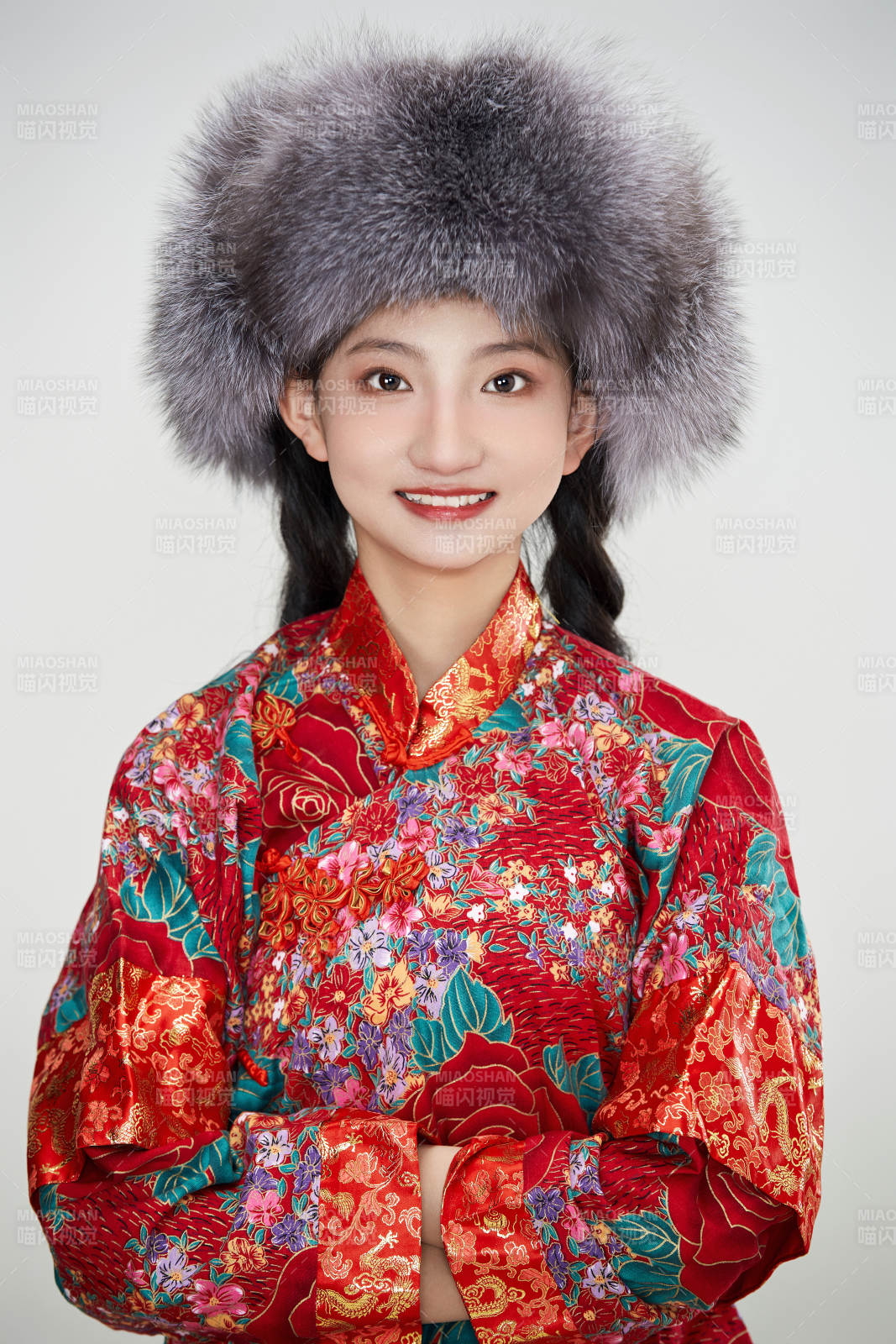 白色背景下穿中國傳統(tǒng)服飾頭戴絨帽的少女