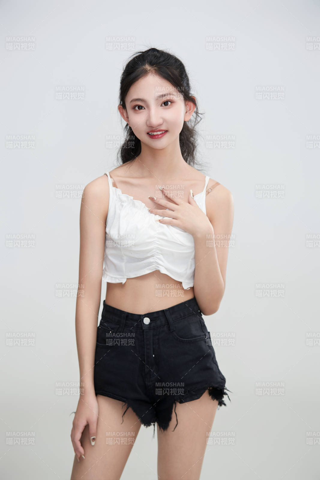 白色背景下騰空跳躍的可愛亞洲少女