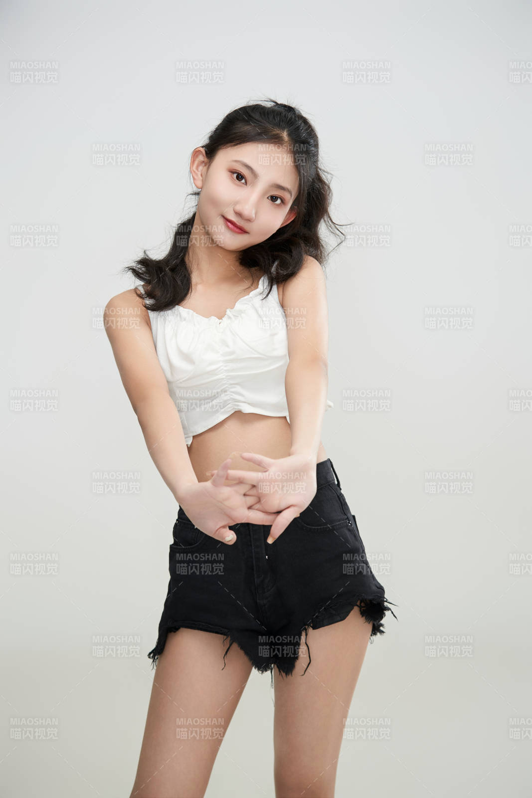 白色背景下騰空跳躍的可愛亞洲少女