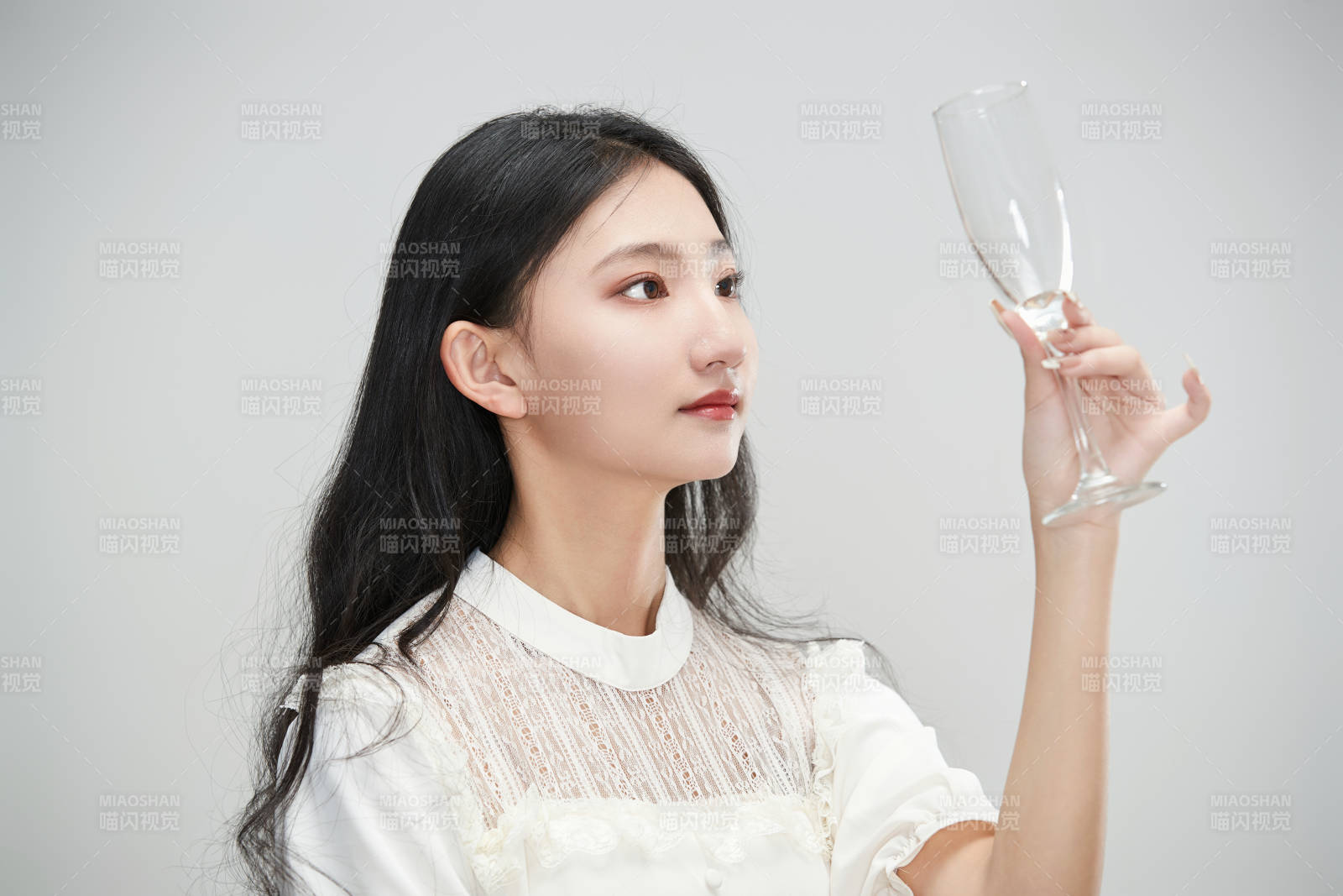 白色背景下身穿連衣裙的清純少女