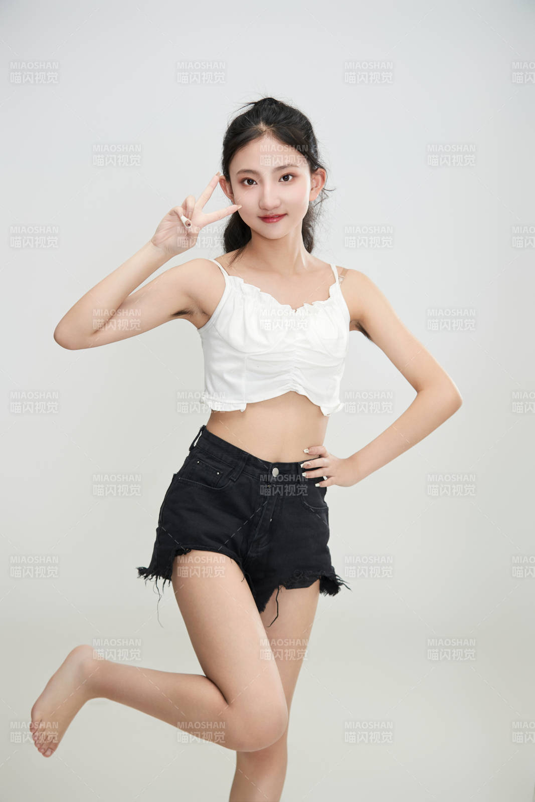 白色背景下騰空跳躍的可愛亞洲少女