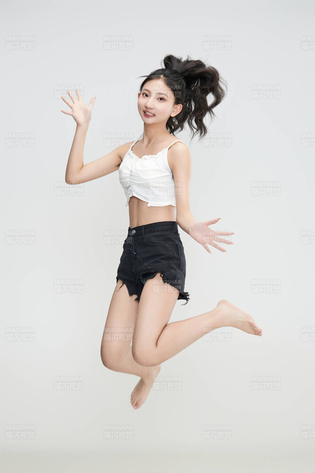 白色背景下的亞洲可愛少女