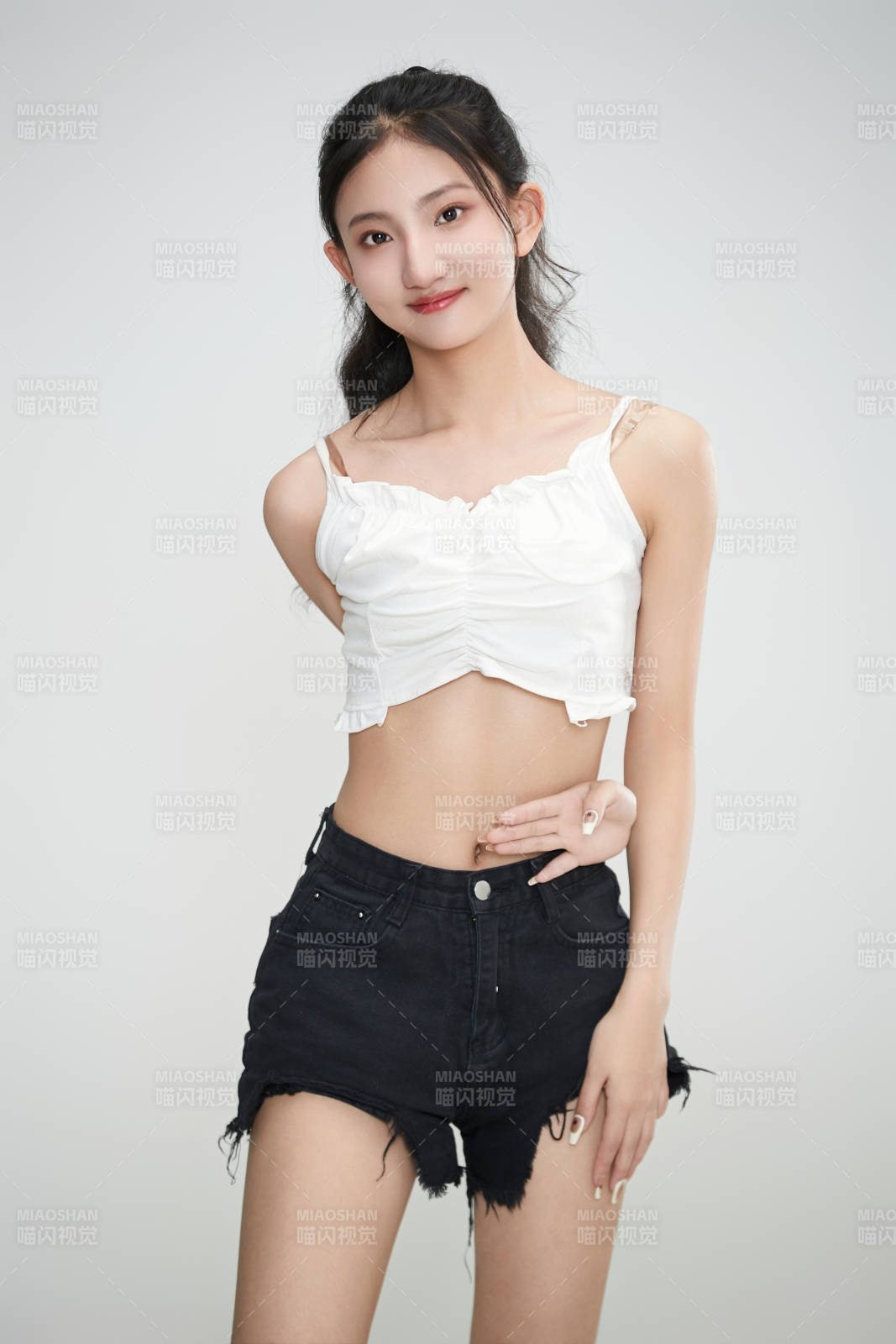 白色背景下的亞洲可愛少女