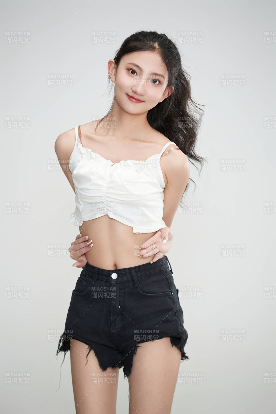 白色背景下的亞洲可愛少女