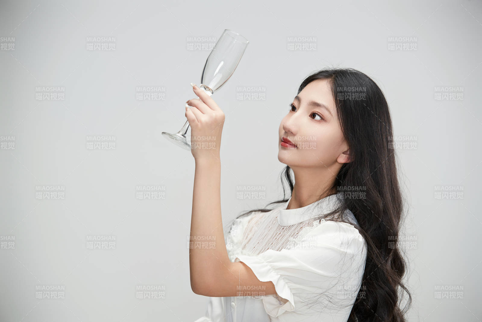 白色背景下身穿連衣裙的清純少女