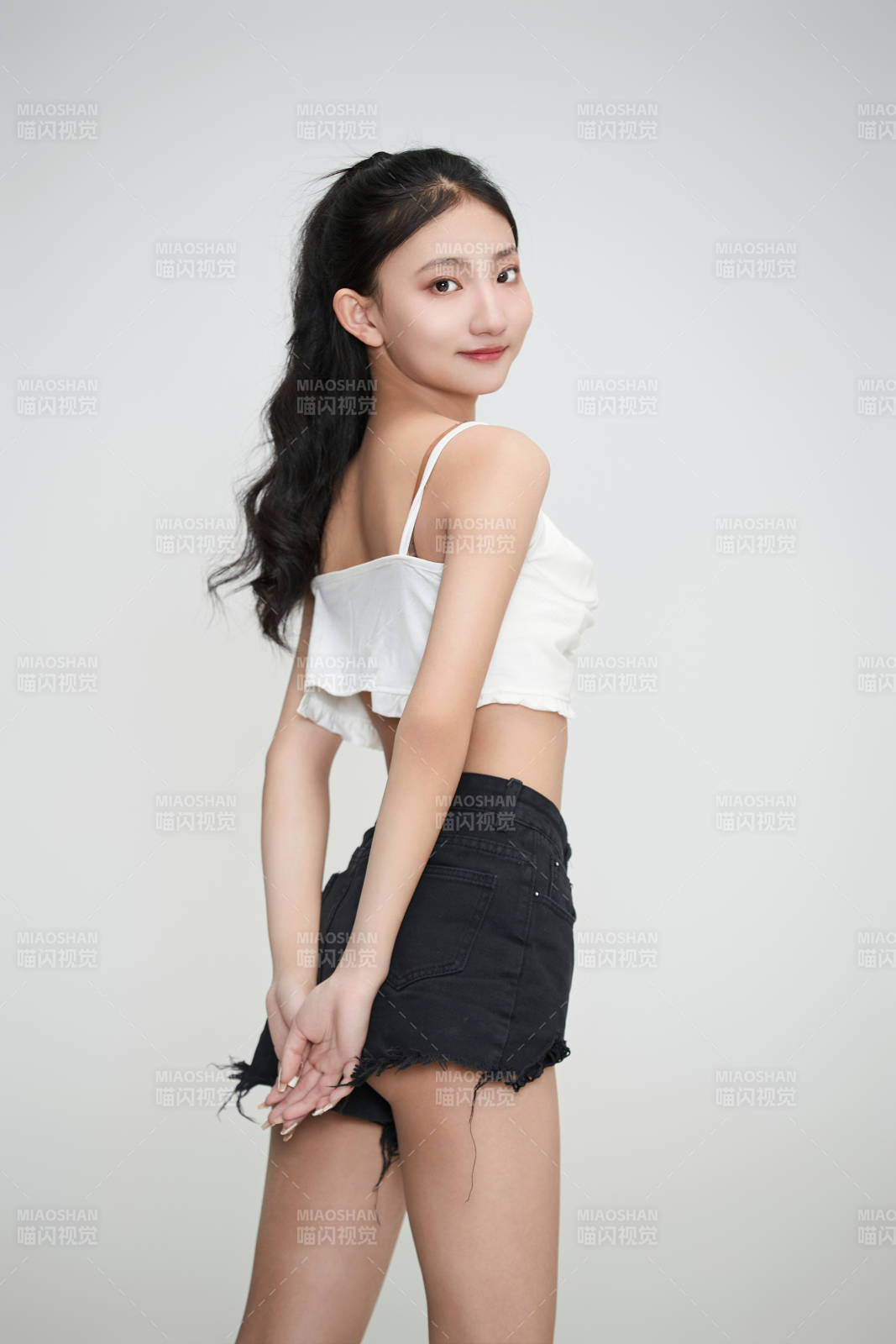 白色背景下的亞洲可愛少女