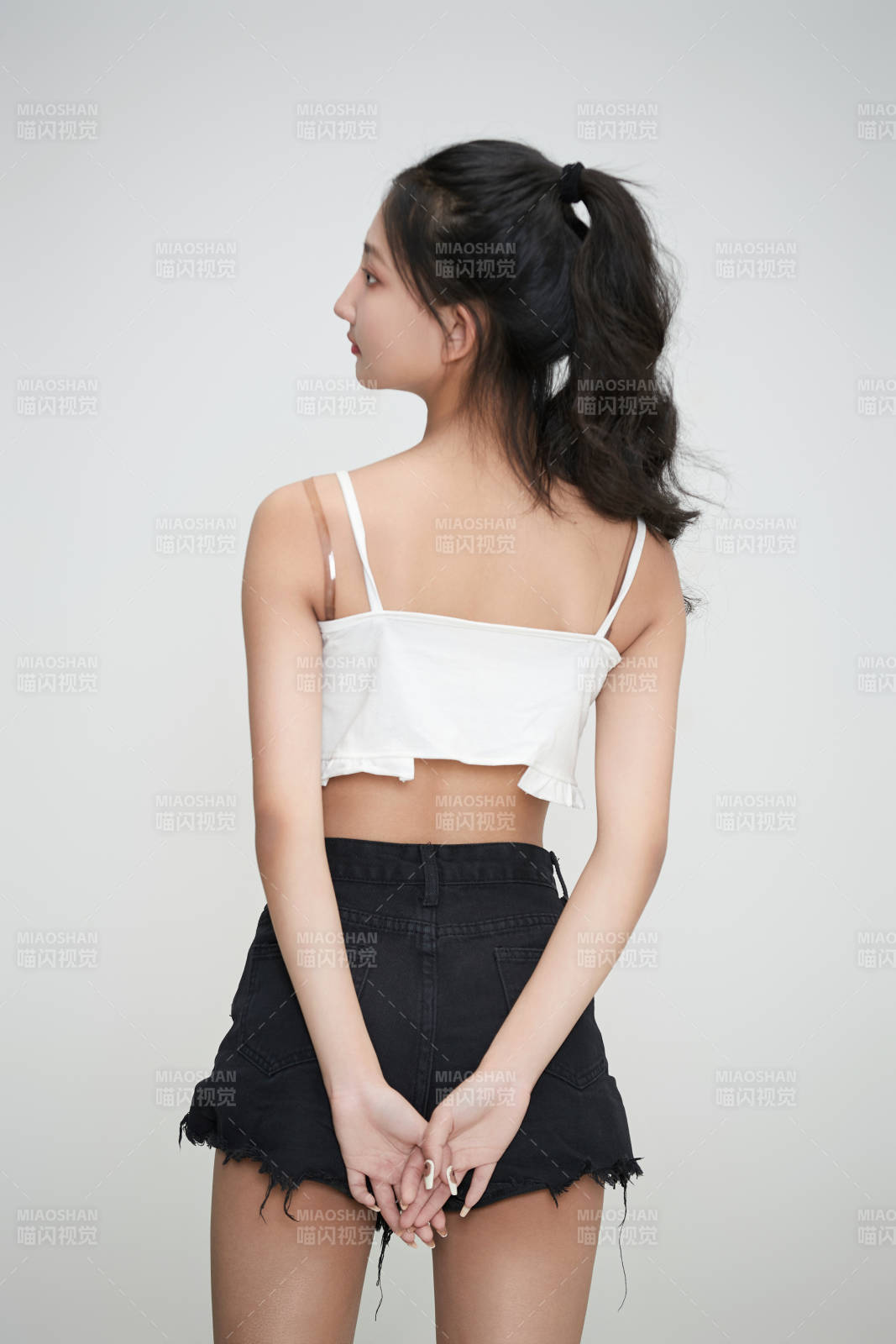 白色背景下的亞洲可愛少女