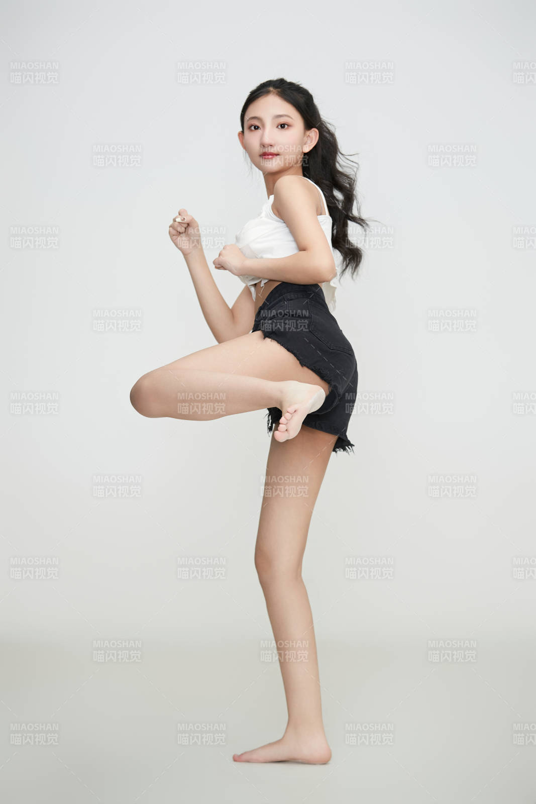 白色背景下的亞洲可愛少女